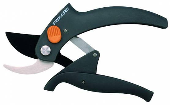 Fiskars Nůžky zahradní PowerLever™ s pákovým převodem, dvoučepelové P54